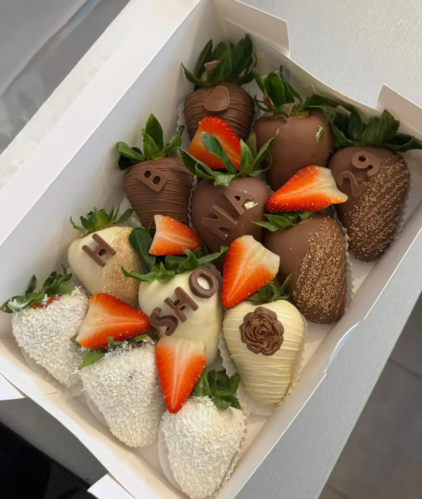 plusieurs fraises enrobés de chocolat