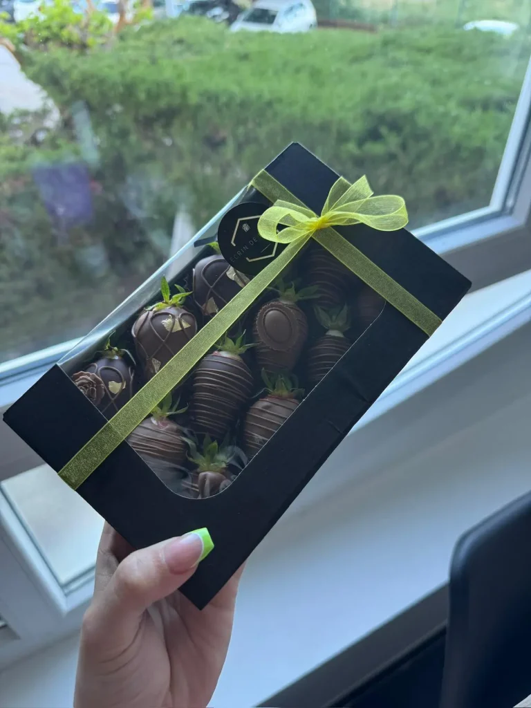 boite de fraises enrobés de chocolat